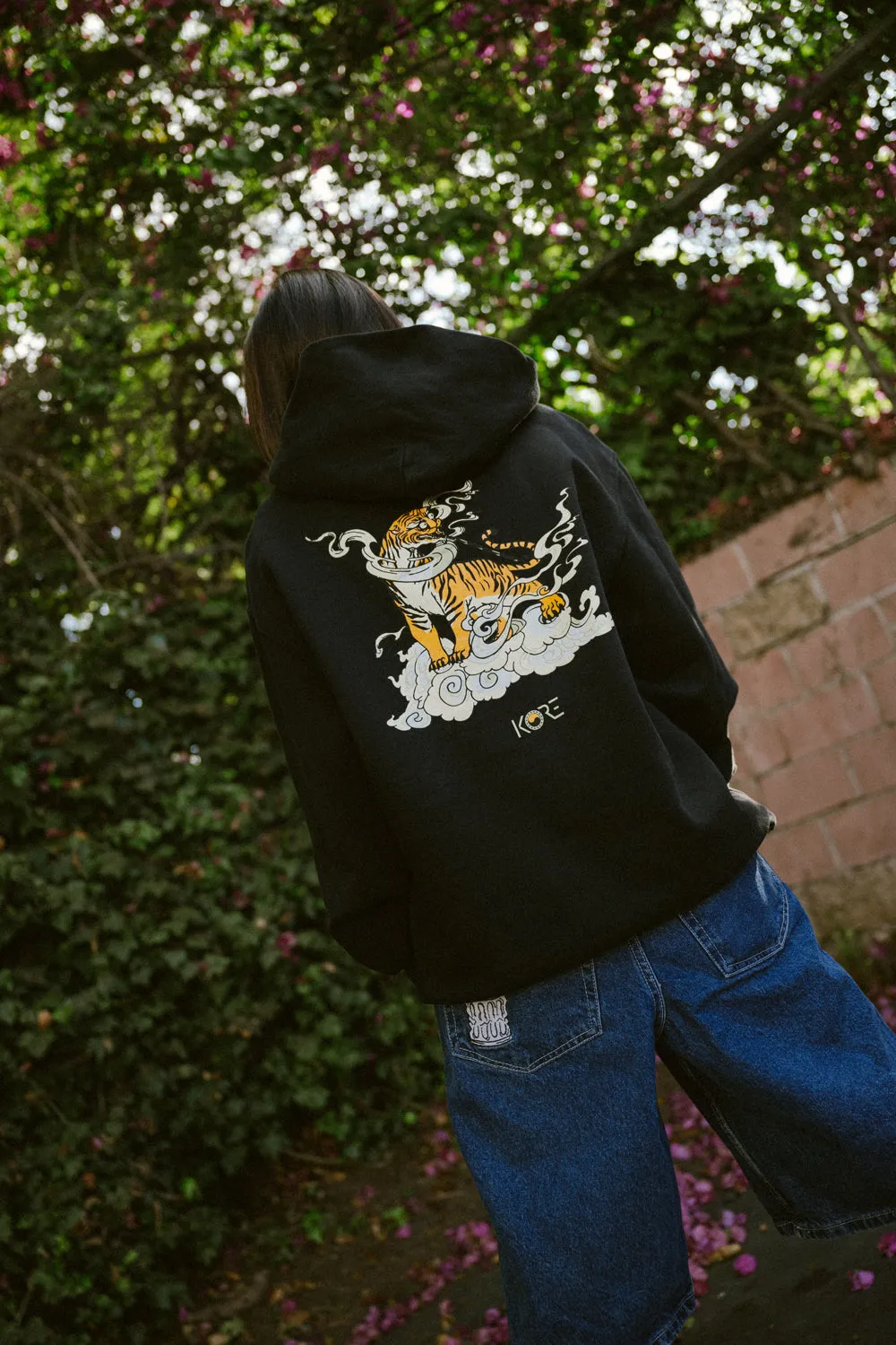 TIGER ON CLOUD HOODIE (BLACK)